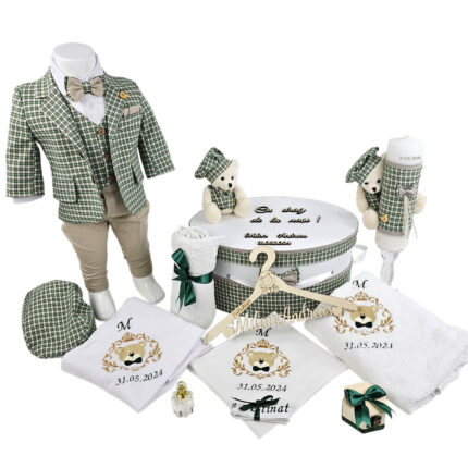 Set Botez "Milan Andreas", format din Trusou Complet, Lumanare si Tinuta Eleganta, model Ursulet, 17 piese, pentru Baieti, culoare Verde, marca LoreBebe ®