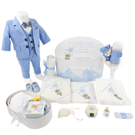 Set Botez "Sebastian Stefan", format din Trusou Complet, Lumanare si Tinuta Eleganta, model Ursulet, 23 piese, pentru Baieti, culoare Bleumarin, marca LoreBebe ®