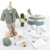 Set Botez "Dominic Andrei si Prietenii", format din Trusou Complet, Lumanare si Tinuta Eleganta, model Ursulet, 17 piese, pentru Baieti, culoare Verde, marca LoreBebe ®