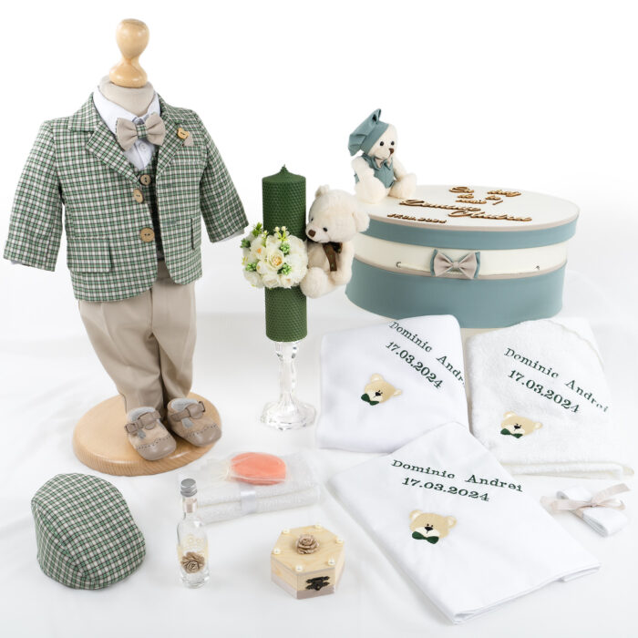 Set Botez "Dominic Andrei si Prietenii", format din Trusou Complet, Lumanare si Tinuta Eleganta, model Ursulet, 17 piese, pentru Baieti, culoare Verde, marca LoreBebe ® - imagine 1