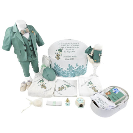 Set Botez "Constantin Matei", format din Trusou Complet, Lumanare si Tinuta Eleganta, model Ursulet, 23 piese, pentru Baieti, culoare Verde, marca LoreBebe ®