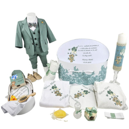 Set Botez "Marian Matei", format din Trusou Complet, Lumanare si Tinuta Eleganta, model Ursulet, 23 piese, pentru Baieti, culoare Verde, marca LoreBebe ®