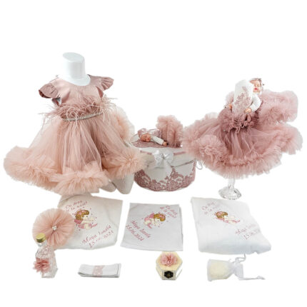 Set Botez "Maya Ionela", format din Trusou Complet, Lumanare si Tinuta Eleganta, model Ingeras, 13 piese, pentru Fete, culoare Roz , marca LoreBebe ®