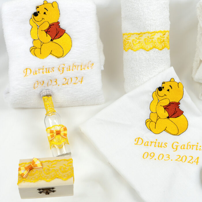Set Botez "Winnie", format din Trusou Complet si Lumanare, model Winnie de Plus, 10 piese, pentru Baieti, Fete, culoare Galben, marca LoreBebe ® - imagine 2