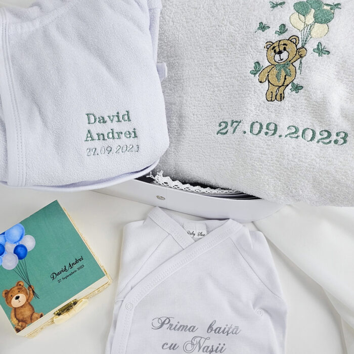Set Botez "Ursuletul de Basm", format din Trusou Complet, Lumanare, Tinuta Eleganta si Set pentru Prima Baita cu Nasii, model Ursulet, 20 piese, pentru Baieti, culoare Verde, marca LoreBebe ® - imagine 2