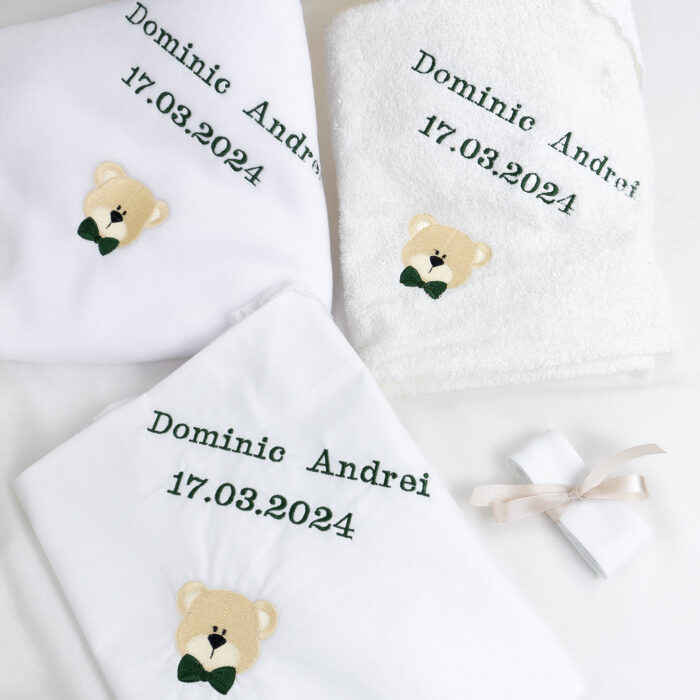 Set Botez "Dominic Andrei si Prietenii", format din Trusou Complet, Lumanare si Tinuta Eleganta, model Ursulet, 17 piese, pentru Baieti, culoare Verde, marca LoreBebe ® - imagine 2