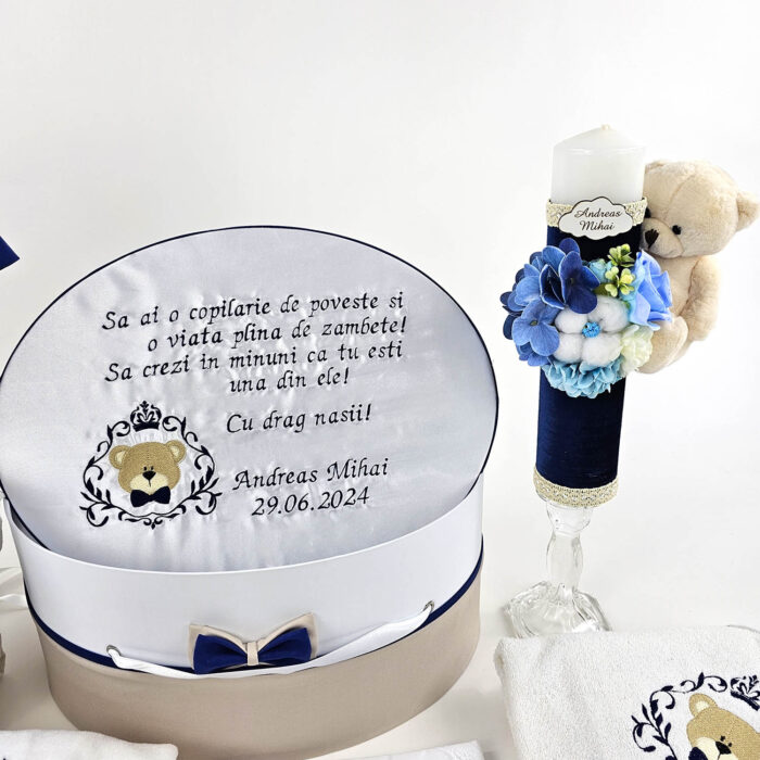 Set Botez "Andreas Mihai", format din Trusou Complet, Lumanare si Tinuta Eleganta, model Ursulet, 17 piese, pentru Baieti, culoare Albastru, marca LoreBebe ® - imagine 2