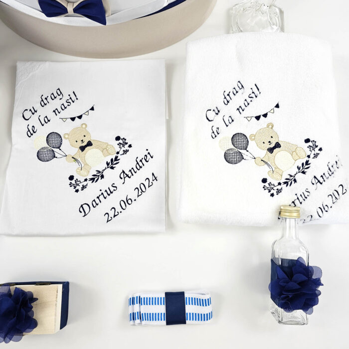 Set Botez "Darius Andrei", format din Trusou Complet, Lumanare si Tinuta Eleganta, model Ursulet, 17 piese, pentru Baieti, culoare Albastru, marca LoreBebe ® - imagine 2