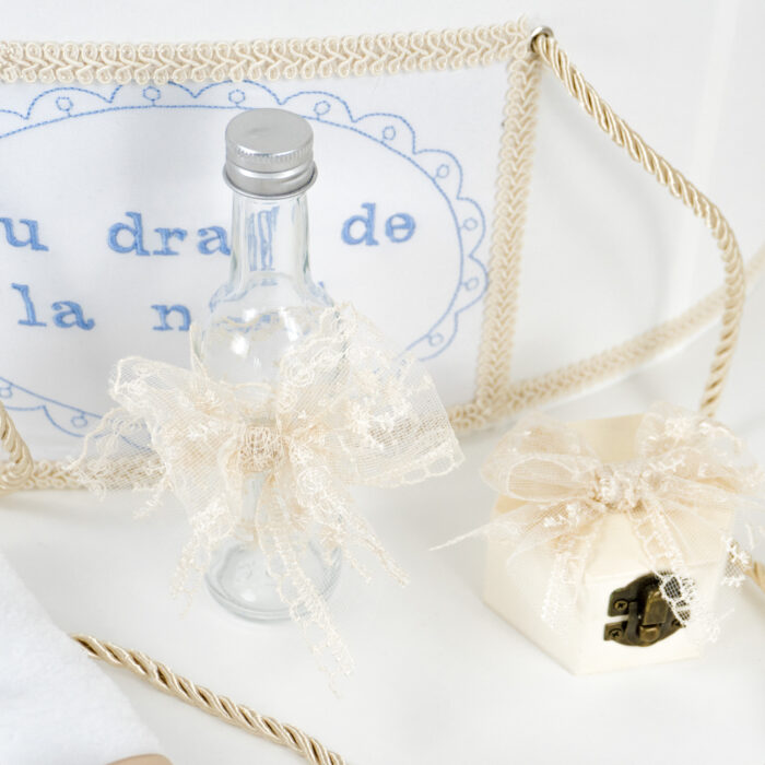 Set Botez "Micul Imparat", format din Trusou Complet, Lumanare si Tinuta Eleganta, model Ursulet, 16 piese, pentru Baieti, culoare Crem, marca LoreBebe ® - imagine 2