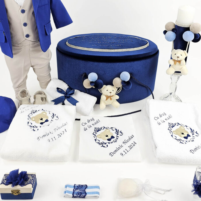 Set Botez "Dominic Nicholas", format din Trusou Complet, Lumanare si Tinuta Eleganta, model Ursulet, 17 piese, pentru Baieti, culoare Albastru, marca LoreBebe ® - imagine 2