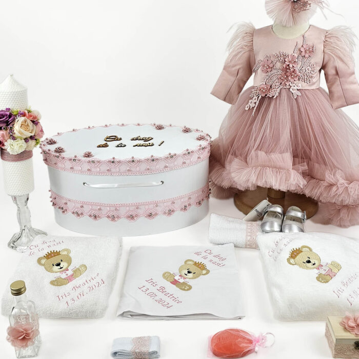 Set Botez "Iris Beatrice", format din Trusou Complet, Lumanare si Tinuta Eleganta, model Ursulet, 13 piese, pentru Fete, culoare Roz , marca LoreBebe ® - imagine 2