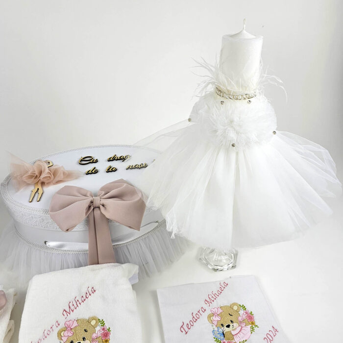 Set Botez "Teodora Mihaela", format din Trusou Complet, Lumanare si Tinuta Eleganta, model Ursulet, 13 piese, pentru Fete, culoare Alb, marca LoreBebe ® - imagine 3