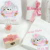 Set Botez "Imbratisarea Fericirii", format din Trusou Complet si Lumanare, model Ursulet, 10 piese, pentru Fete, culoare Roz , marca LoreBebe ® - imagine 3