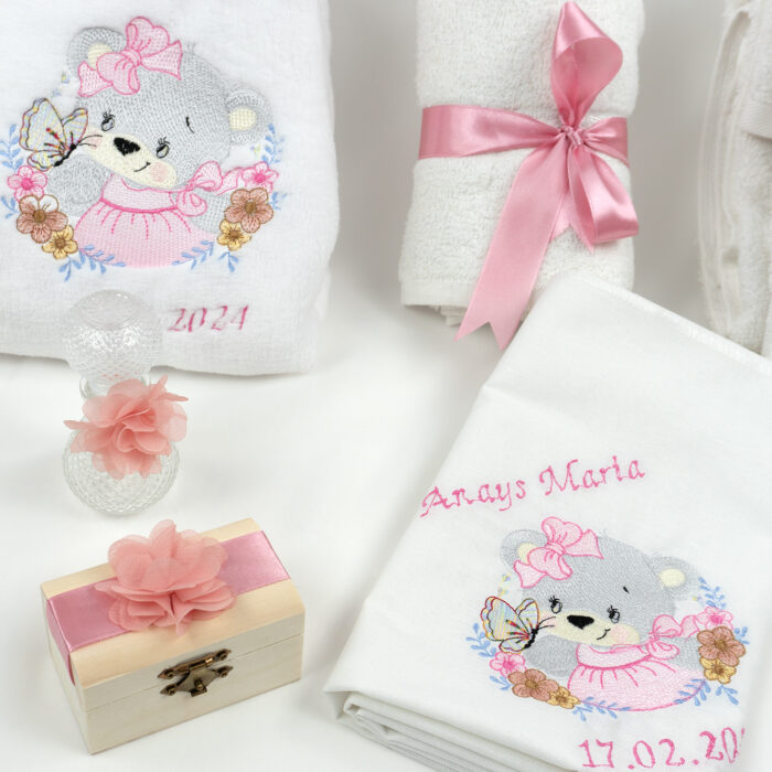 Set Botez "Imbratisarea Fericirii", format din Trusou Complet si Lumanare, model Ursulet, 10 piese, pentru Fete, culoare Roz , marca LoreBebe ® - imagine 3