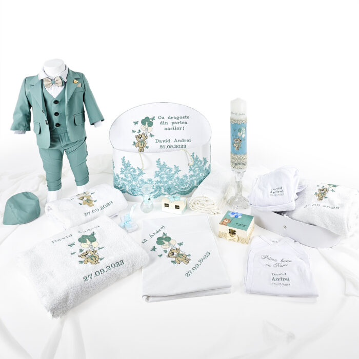 Set Botez "Ursuletul de Basm", format din Trusou Complet, Lumanare, Tinuta Eleganta si Set pentru Prima Baita cu Nasii, model Ursulet, 20 piese, pentru Baieti, culoare Verde, marca LoreBebe ® - imagine 3