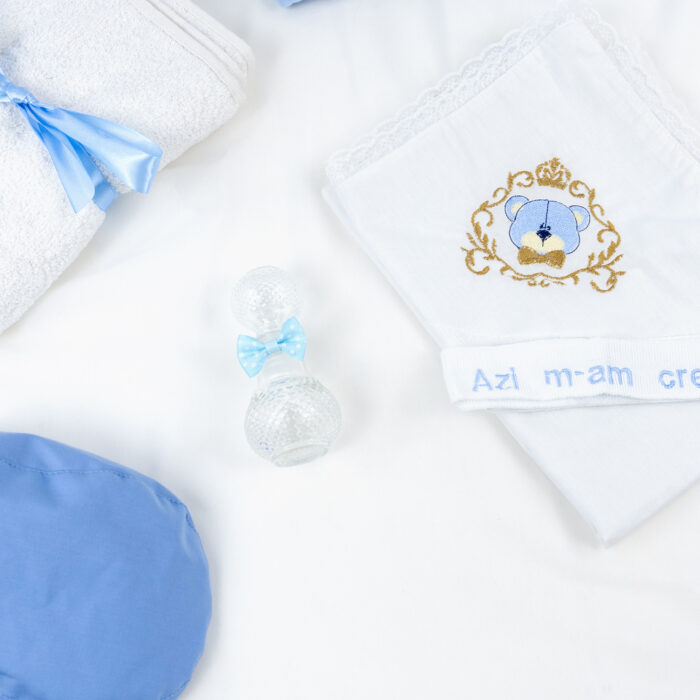 Set Botez "Ursulet de Basm", format din Trusou Complet, Lumanare si Tinuta Eleganta, model Ursulet, 16 piese, pentru Baieti, culoare Bleumarin, marca LoreBebe ® - imagine 3