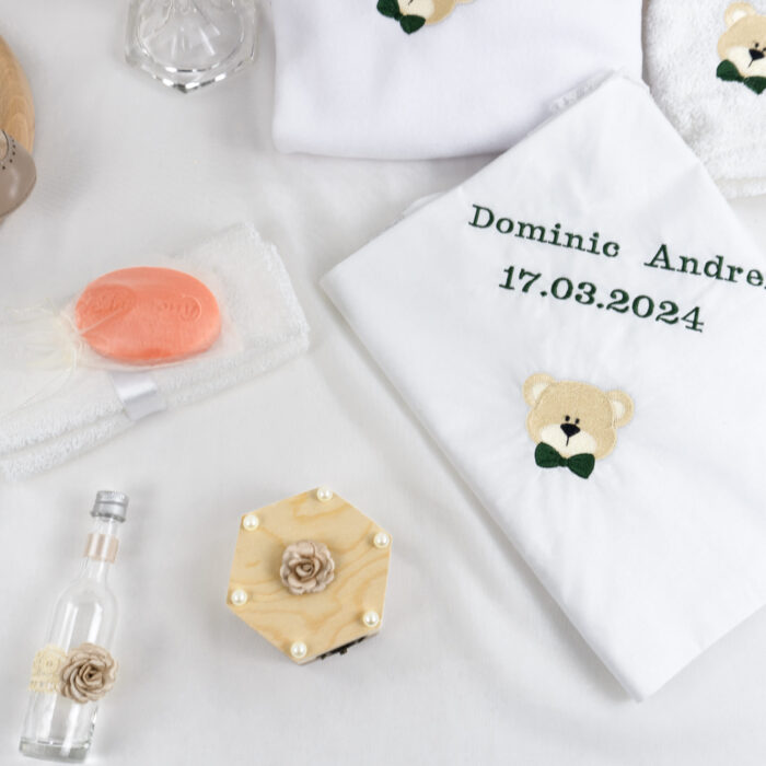 Set Botez "Dominic Andrei si Prietenii", format din Trusou Complet, Lumanare si Tinuta Eleganta, model Ursulet, 17 piese, pentru Baieti, culoare Verde, marca LoreBebe ® - imagine 3