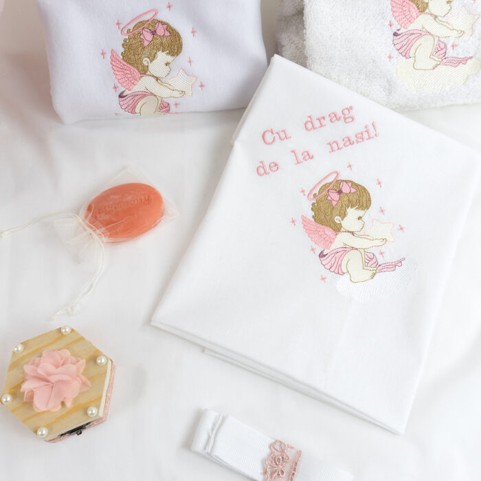 Set Botez "Ingerasul Dulce", format din Trusou Complet, Lumanare si Tinuta Eleganta, model Ingeras, 12 piese, pentru Fete, culoare Roz , marca LoreBebe ® - imagine 3