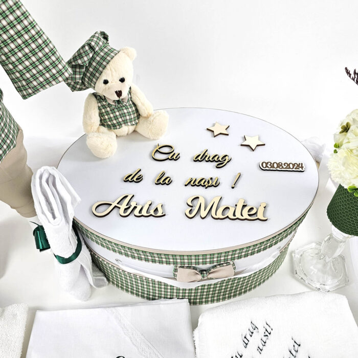 Set Botez "Aris Matei", format din Trusou Complet, Lumanare si Tinuta Eleganta, model Ursulet, 18 piese, pentru Baieti, culoare Verde, marca LoreBebe ® - imagine 3