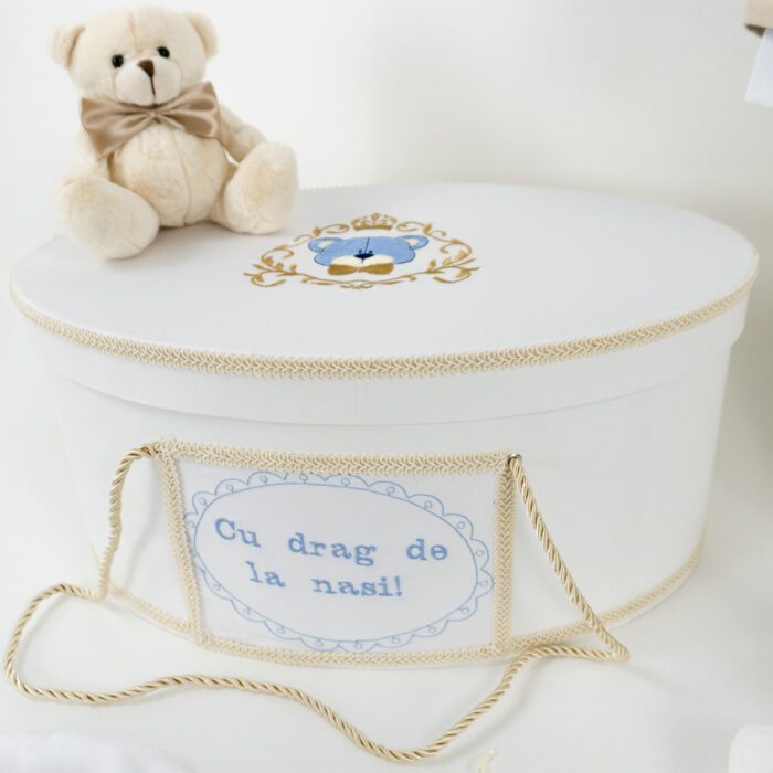 Set Botez "Micul Imparat", format din Trusou Complet, Lumanare si Tinuta Eleganta, model Ursulet, 16 piese, pentru Baieti, culoare Crem, marca LoreBebe ® - imagine 3
