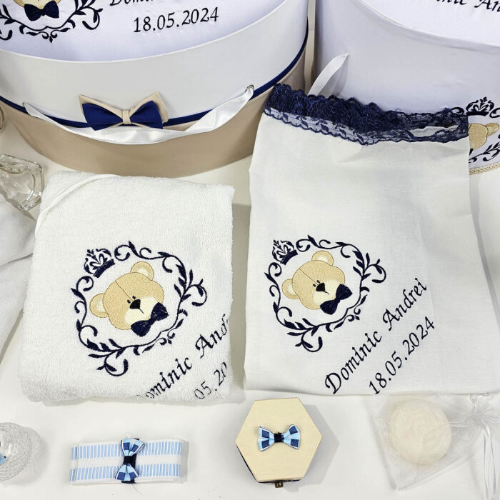Set Botez "Dominic Andrei", format din Trusou Complet, Lumanare si Tinuta Eleganta, model Ursulet, 18 piese, pentru Baieti, culoare Albastru, marca LoreBebe ® - imagine 3