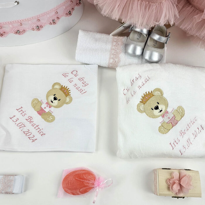Set Botez "Iris Beatrice", format din Trusou Complet, Lumanare si Tinuta Eleganta, model Ursulet, 13 piese, pentru Fete, culoare Roz , marca LoreBebe ® - imagine 3