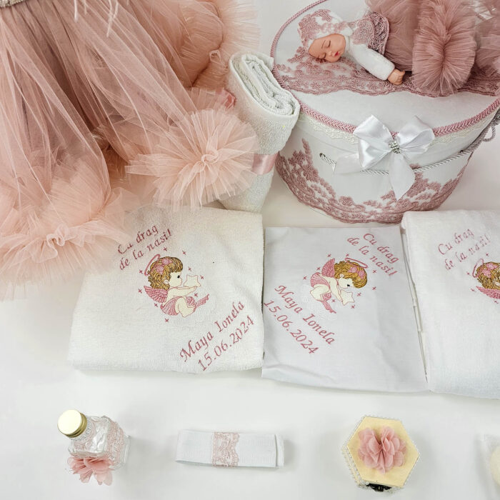 Set Botez "Maya Ionela", format din Trusou Complet, Lumanare si Tinuta Eleganta, model Ingeras, 13 piese, pentru Fete, culoare Roz , marca LoreBebe ® - imagine 3