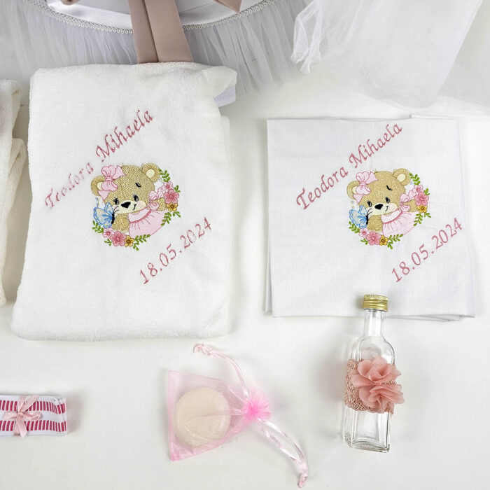 Set Botez "Teodora Mihaela", format din Trusou Complet, Lumanare si Tinuta Eleganta, model Ursulet, 13 piese, pentru Fete, culoare Alb, marca LoreBebe ® - imagine 4