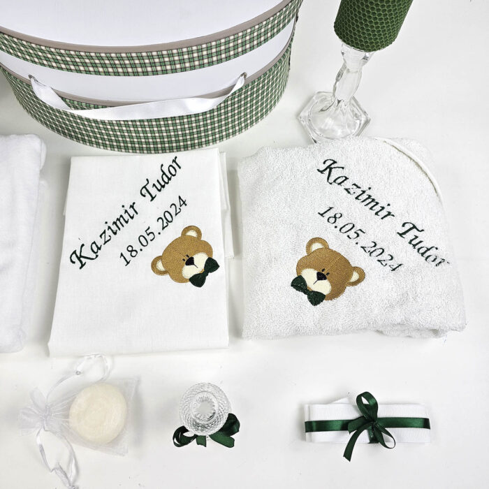 Set Botez "Kazimir Tudor", format din Trusou Complet, Lumanare si Tinuta Eleganta, model Ursulet, 17 piese, pentru Baieti, culoare Verde, marca LoreBebe ® - imagine 4