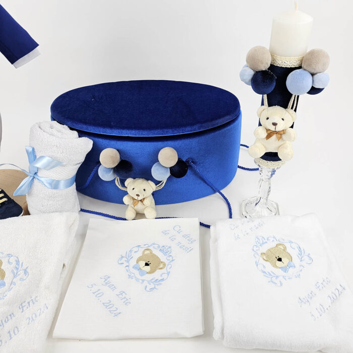 Set Botez "Mathias Nicholas", format din Trusou Complet, Lumanare si Tinuta Eleganta, model Ursulet, 17 piese, pentru Baieti, culoare Albastru, marca LoreBebe ® - imagine 4